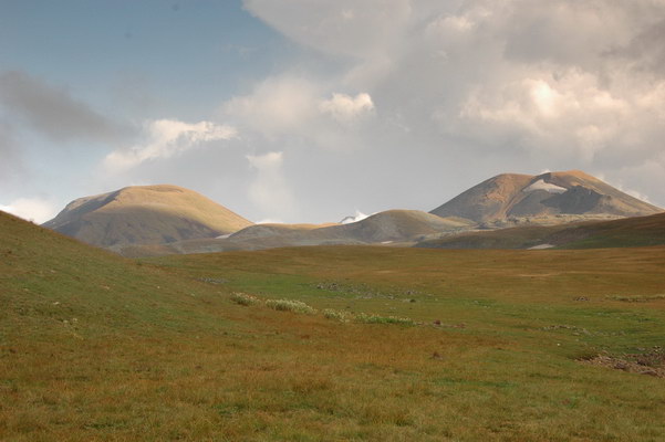 11. 9. 2010 19:17:42: Arménie 2010 - vlevo sopka Agudag (3335 m.n.m.), vpravo sopka beze jména (3458 m.n.m.) (Králík)