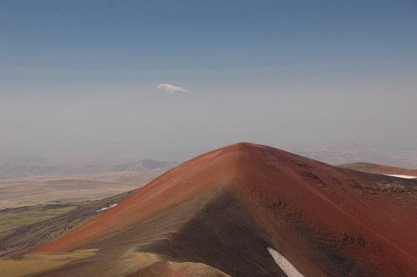 13. 9. 2010 12:56:16: Arménie 2010 - vrchol Aždahaku (3596 m.n.m.) - pohled na jižní hřeben (Králík)