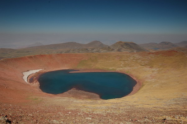 13. 9. 2010 13:03:31: Arménie 2010 - vrchol Aždahaku (3596 m.n.m.), kráter s jezerem (Králík)