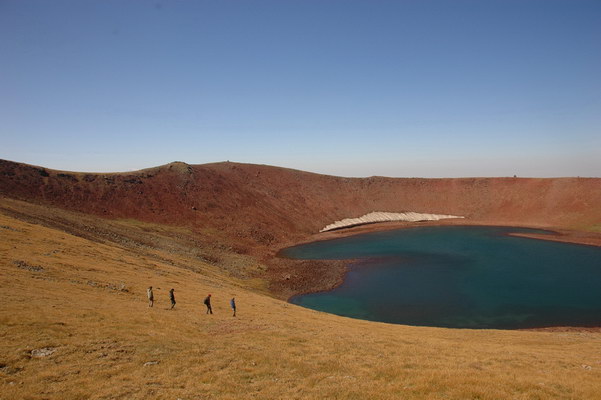 13. 9. 2010 13:08:20: Arménie 2010 - vrchol Aždahaku (3596 m.n.m.), kráter s jezerem (Králík)