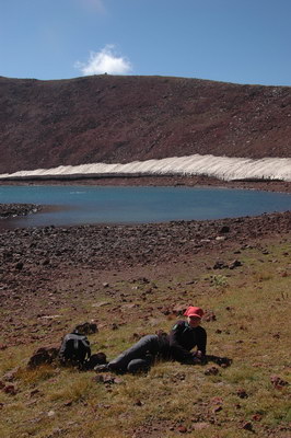 13. 9. 2010 13:20:24: Arménie 2010 - vrchol Aždahaku (3596 m.n.m.), kráter s jezerem (Králík)