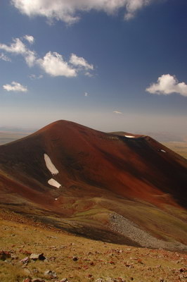 13. 9. 2010 13:53:59: Arménie 2010 - vrchol Aždahaku (3596 m.n.m.), pohled na jižní hřeben (Králík)