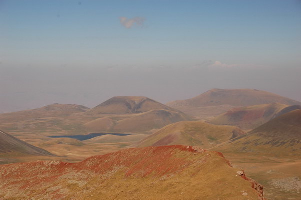 13. 9. 2010 14:09:31: Arménie 2010 - vrchol Aždahaku (3596 m.n.m.), pohled na jezero Akna Lich (Králík)