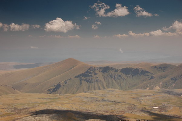 13. 9. 2010 14:11:55: Arménie 2010 - vrchol Aždahaku (3596 m.n.m.), pohled na východ (Králík)