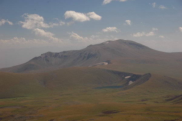 13. 9. 2010 14:21:14: Arménie 2010 - vrchol Aždahaku (3596 m.n.m.), pohled na východ (Králík)