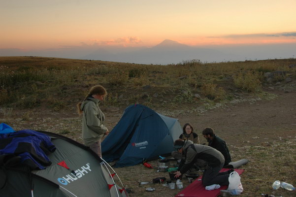 14. 9. 2010 21:03:44: Arménie 2010 - tábořiště pod jezerem Pogmagangál (Králík)