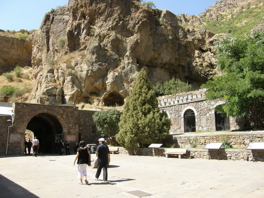 16. 9. 2010 15:09:53: Arménie 2010 - klášter Geghard (Vláďa)
