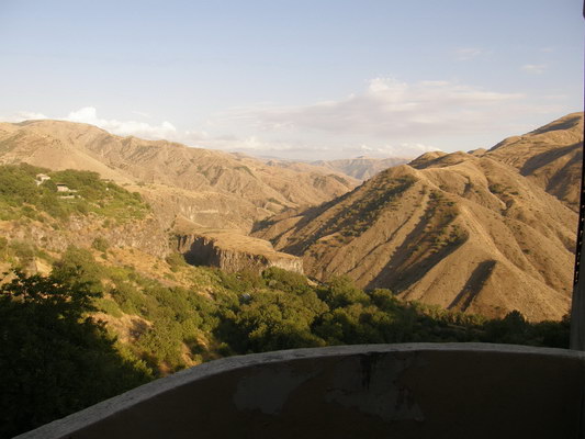 16. 9. 2010 19:54:48: Arménie 2010 - výhled z hotelu v Garni na kaňon řeky Azat (Vláďa)