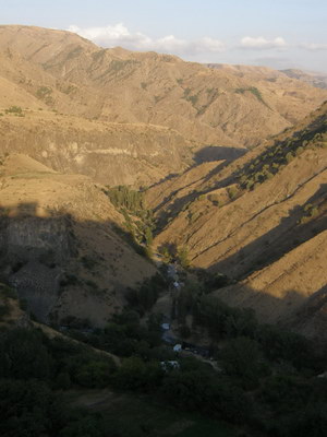16. 9. 2010 20:27:46: Arménie 2010 - výhled od chrámu Garni na kaňon řeky Azat (Vláďa)