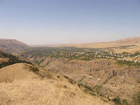 17. 9. 2010 13:19:21: Arménie 2010 - pohled na Garni od zřícenin Havuts Tar