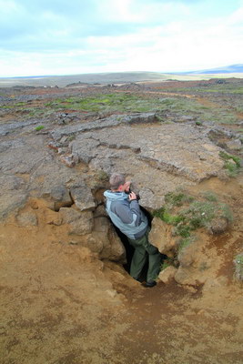 4. 8. 2013 17:35:12: Island 2013 - Hveravellir, procházka po okolí, jeskyně (Vláďa)