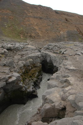 5. 8. 2013 17:09:10: Island 2013 - Cesta z údolí Thjófadalir podél řeky Fúlakvísl (Králík)