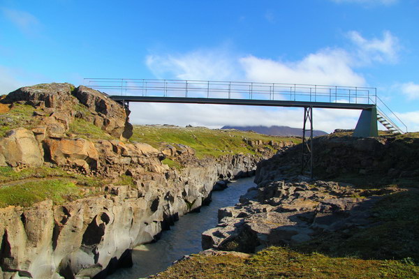 6. 8. 2013 11:21:25: Island 2013 - Přechod přes řeku Fúlakvísl (Vláďa)