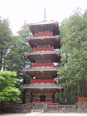 15. 5. 2006 15:31:17: Japonsko 2006 - Nikko - pagoda (Bobek)
