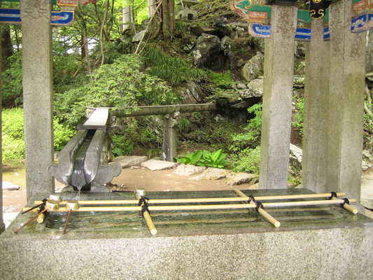 16. 5. 2006 13:17:34: Japonsko 2006 - Nikko - svatyně Taiyun-byo (Jehlička)