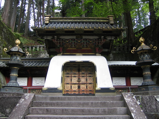 16. 5. 2006 13:36:26: Japonsko 2006 - Nikko - svatyně Taiyun-byo (Jehlička)