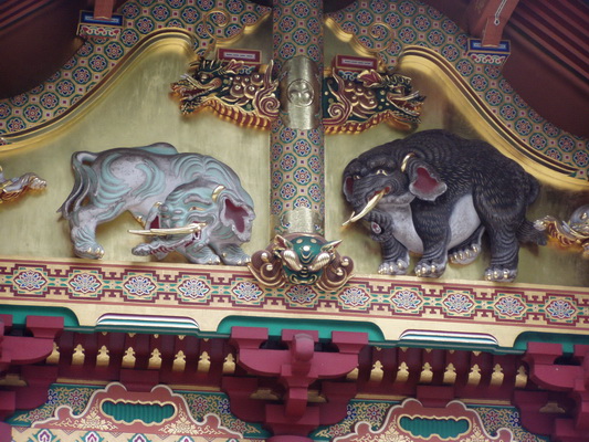 16. 5. 2006 14:15:03: Japonsko 2006 - Nikko - svatyně Tosho-gu (sloni od autora, který nikdy živé neviděl) (Bobek)
