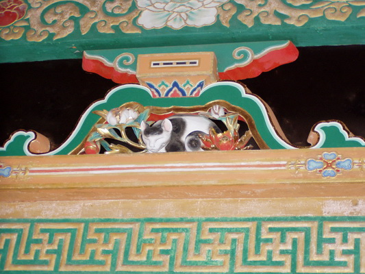 16. 5. 2006 14:48:58: Japonsko 2006 - Nikko - svatyně Tosho-gu - spící kočka (Bobek)