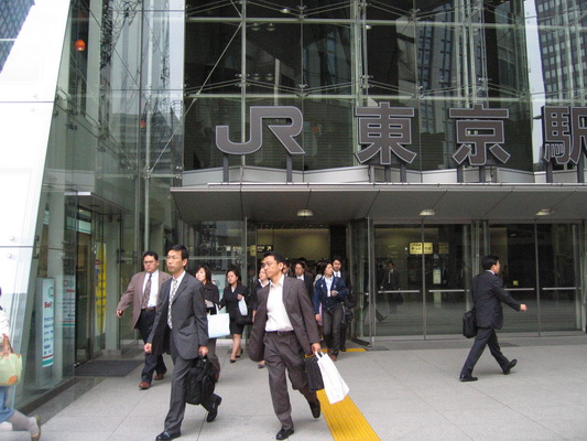 17. 5. 2006 8:50:55: Japonsko 2006 - jeden z východů Tokyo station (Terka)
