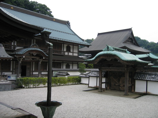 17. 5. 2006 12:46:05: Japonsko 2006 - Kamakura - chrám Kencho-ji (Terka)
