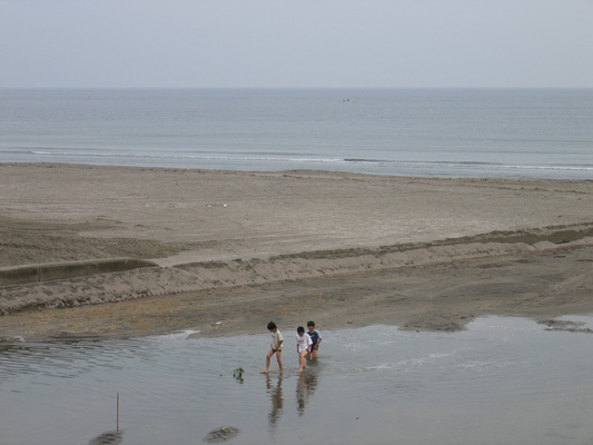 17. 5. 2006 15:57:40: Japonsko 2006 - Kamakura - mořská pláž s dětmi (Terka)