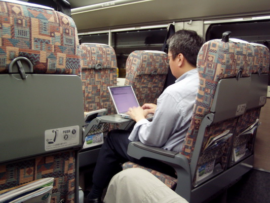 18. 5. 2006 10:31:55: Japonsko 2006 - japonec v Shinkansenu (Bobek)