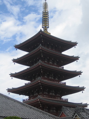 20. 5. 2006 10:47:04: Japonsko 2006 - Tokyo - chrám Senso-ji - pagoda (Jehlička)