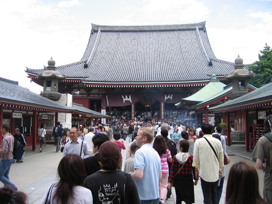 20. 5. 2006 10:49:09: Japonsko 2006 - Tokyo - chrám Senso-ji (Terka)
