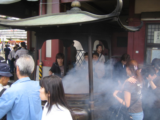 20. 5. 2006 10:50:26: Japonsko 2006 - Tokyo - chrám Senso-ji (Jehlička)
