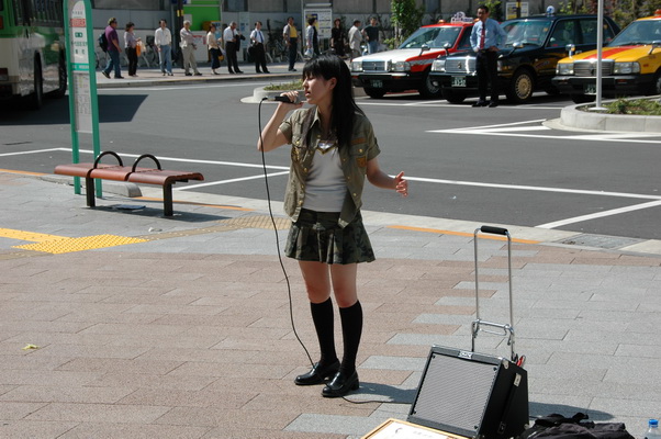 20. 5. 2006 14:21:04: Japonsko 2006 - Tokyo - zpěvačka (Petr)