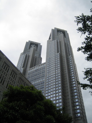 20. 5. 2006 16:04:07: Japonsko 2006 - Tokyo - Shinjuku - budova Tokyo Metropolitan Government Offices (Jehlička)