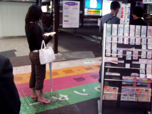 20. 5. 2006 22:28:01: Japonsko 2006 - Tokyo - pruhy na čekání na autobusové zastávce (Bobek)