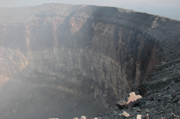 21. 5. 2006 16:42:24: Japonsko 2006 - Asama Yama (2568 m) - kráter (Petr)