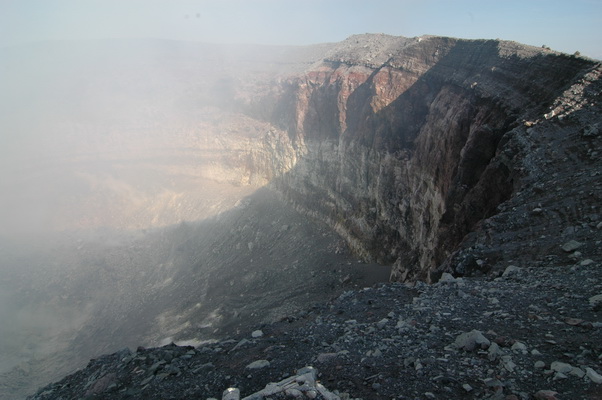 21. 5. 2006 16:45:55: Japonsko 2006 - Asama Yama (2568 m) - kráter (Petr)