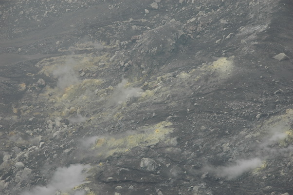 21. 5. 2006 16:46:47: Japonsko 2006 - Asama Yama (2568 m) - kráter (Petr)