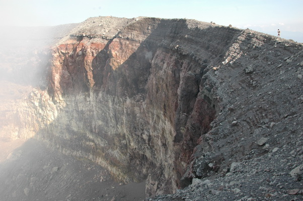 21. 5. 2006 16:46:56: Japonsko 2006 - Asama Yama (2568 m) - kráter (Petr)