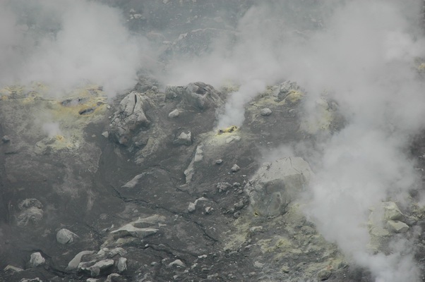 21. 5. 2006 16:50:23: Japonsko 2006 - Asama Yama (2568 m) - kráter (Petr)
