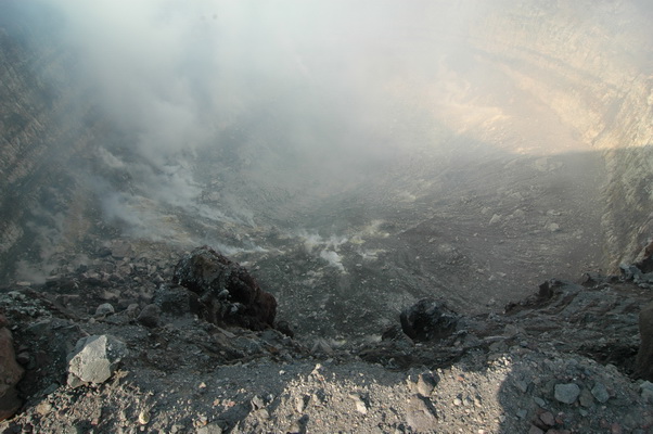 21. 5. 2006 16:51:49: Japonsko 2006 - Asama Yama (2568 m) - kráter (Petr)