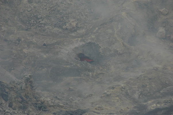 21. 5. 2006 16:54:55: Japonsko 2006 - Asama Yama (2568 m) - kráter (Petr)
