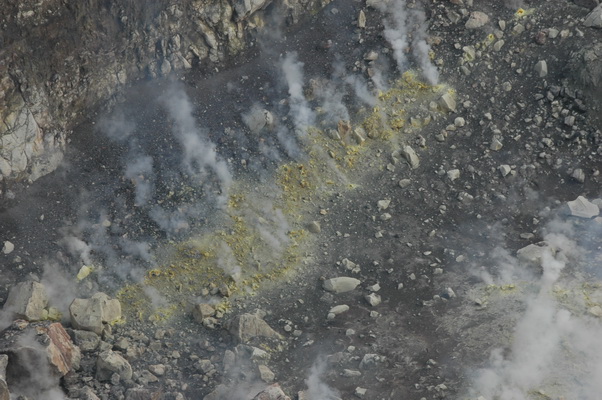 21. 5. 2006 16:59:41: Japonsko 2006 - Asama Yama (2568 m) - kráter (Petr)