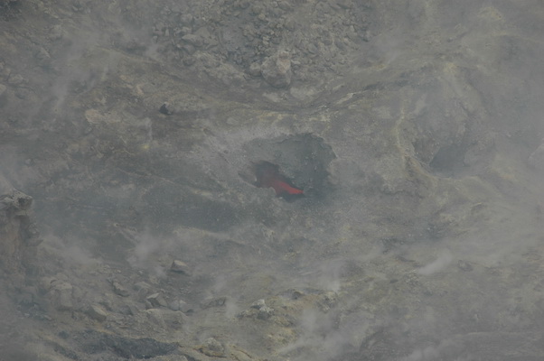 21. 5. 2006 17:00:15: Japonsko 2006 - Asama Yama (2568 m) - kráter (Petr)