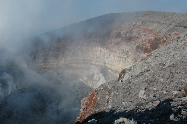 21. 5. 2006 17:01:07: Japonsko 2006 - Asama Yama (2568 m) - kráter (Petr)