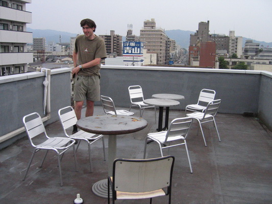 23. 5. 2006 7:59:32: Japonsko 2006 - Kyoto - střecha ubytovny (Terka)