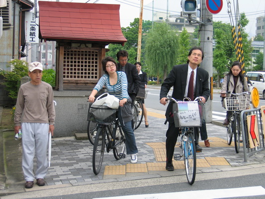 23. 5. 2006 8:13:59: Japonsko 2006 - Kyoto - japonci na kole (Terka)