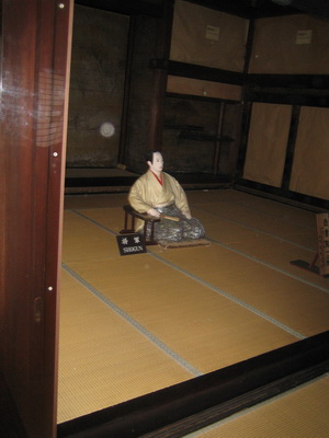 23. 5. 2006 9:14:17: Japonsko 2006 - Kyoto - hrad Nijo-jo - figurýna Šóguna (Jehlička)