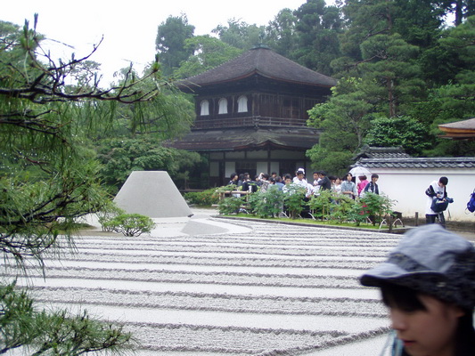 23. 5. 2006 13:19:35: Japonsko 2006 - Kyoto - chrám Ginkaku-ji (Bobek)