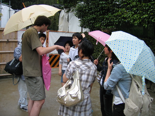 23. 5. 2006 13:40:53: Japonsko 2006 - Kyoto - Jehlík jako oběť japonských studentů (Terka)