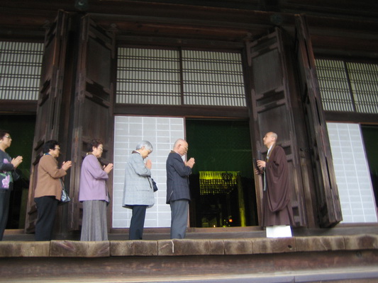 23. 5. 2006 15:28:49: Japonsko 2006 - Kyoto - chrám Chion-in (Jehlička)