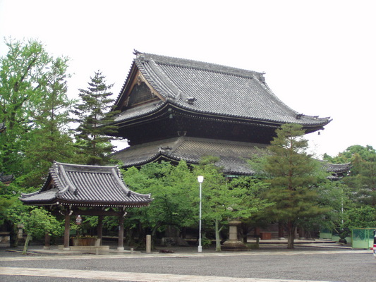 23. 5. 2006 15:50:28: Japonsko 2006 - Kyoto - chrám Chion-in (Bobek)