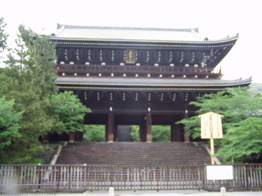 23. 5. 2006 16:11:57: Japonsko 2006 - Kyoto - chrám Chion-in - největší brána v Japonsku (Bobek)